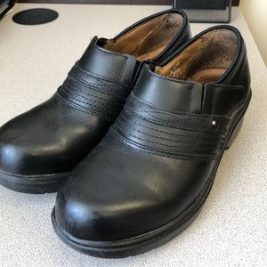 Size 7 Ariat steel toe shoe. Black leather.